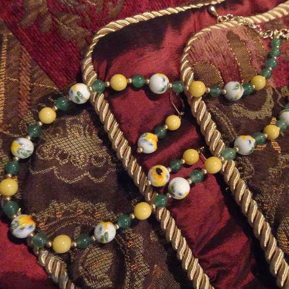 Handmade necklace/earring set in festive design with bold colors - Picture 6 of 8